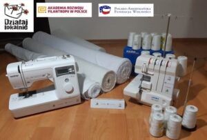 "To Co Nas Łączy - Przeszyjmy To Razem!" Maszyny i materiały do akcji leżące na blacie stołu