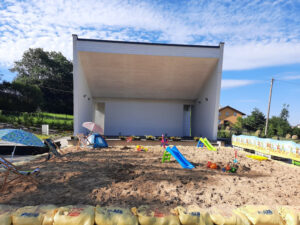 gotowa plaża z&nbsp;leżakami w&nbsp;słońcu