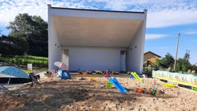 gotowa plaża z leżakami w słońcu