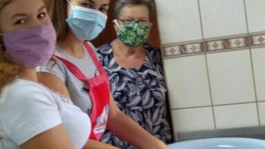 uczestniczki warsztatów kulinarnych w produktami spożywczymi