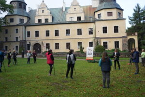 Warsztaty Nordic Walking w&nbsp;ogrodzie przy&nbsp;zamku