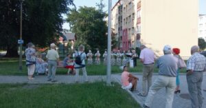 pok_piechowice_3 Zespół stojący w odległości od mieszkańców gra koncert
