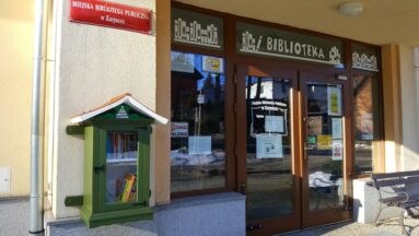 Szafka przed biblioteką
