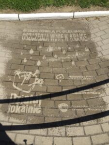 Deszcz&oacute;wką podlewanie oszczędza wodę w&nbsp;kranie- deszczowe grafiti w&nbsp;Borach Niemodlińskich