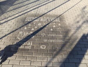 Deszcz&oacute;wką podlewanie oszczędza wodę w&nbsp;kranie- deszczowe grafiti w&nbsp;Borach Niemodlińskich