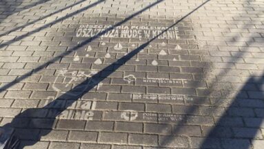 Deszczówką podlewanie oszczędza wodę w kranie- deszczowe grafiti w Borach Niemodlińskich