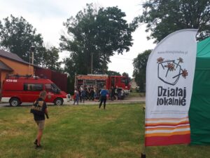 04_20210626_182326 Dzieci i dorośli oglądający sprzęty wewnątrz wozu strażackiego