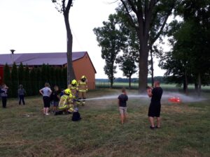 07_20210626_190522 Dzieci pod okiem strażaków używają węża strażackiego