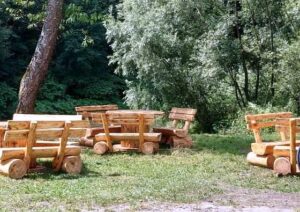 makow-4 Stoliki i ławki oraz całe miejsce już służy mieszkańcom