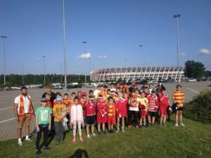 uczestnicy wyjazdu przed stadionem