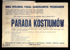 Zdjęcie plakatu z&nbsp;roku 1977, zaprojektowanego i&nbsp;wydrukowanego przez&nbsp;Gminny Ośrodek Kultury w&nbsp;Głogoczowie. Na&nbsp;plakacie jest widoczny, napisany dużą czcionką tytuł wydarzenia "Parada Kostium&oacute;w". Małymi literami napisane są godziny imprez towarzyszących w&nbsp;ramach karnawału.