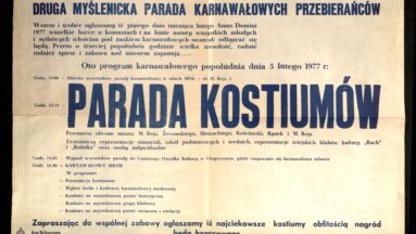 Zdjęcie plakatu z roku 1977, zaprojektowanego i wydrukowanego przez Gminny Ośrodek Kultury w Głogoczowie. Na plakacie jest widoczny, napisany dużą czcionką tytuł wydarzenia "Parada Kostiumów". Małymi literami napisane są godziny imprez towarzyszących w ramach karnawału.