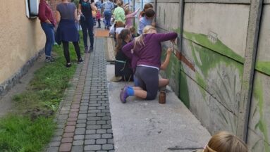 Na zaproszenia do malowania odpowiedziało bardzo dużo dzieci, te młodsze wraz z opiekunami, te starsze samodzielnie malowały kolejne pola. Wszyscy byli bardzo zaangażowani.