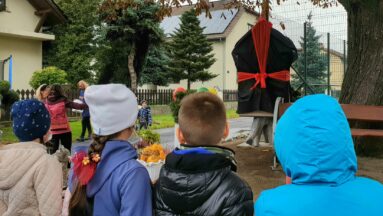 W poniedziałek 18.10.2021 wraz z dziećmi dokonaliśmy otwarcia pierwszej budki bookcrossingowej w naszej wsi.