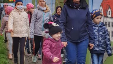 Dzieci dokonały również otwarcia kolorowego muralu łączącego przedszkole wraz ze Szkołą Podstawową.