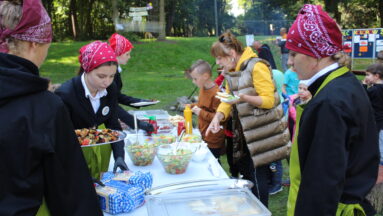 Zdrowe posiłki przygotowali rodzice i uczniowie klasy gastronomicznej Zespołu Szkół Zawodowych w Białobrzegach