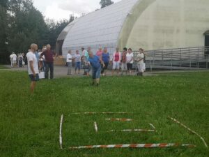20210811-dziensportu zawody na trawniku, rzut butem, kibice