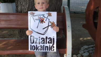 Najmłodszy uczestnik wyjazdu czeka na przyjazd autobusu