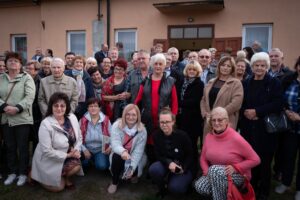 V Zjazd Mieszkańc&oacute;w Wsi Puszczańskich - zdjęcie zbiorowe uczestnik&oacute;w