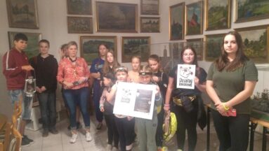 Uczestnicy przed nocną wyprawą