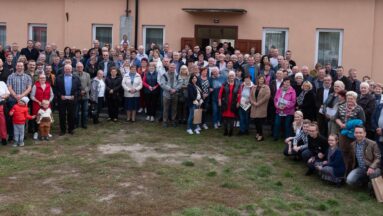 V Zjazd Mieszkańców Wsi Puszczańskich - zdjęcie zbiorowe uczestników